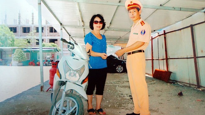 Tìm được xe mất trộm nhờ CSGT dù không trình báo Chiếc xe được trao trả lại cho bà Đào.