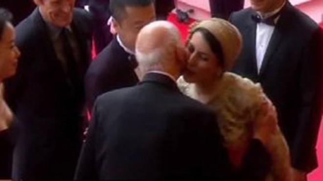 Nữ diễn viên Iran bị chỉ trích vì hôn lên má đàn ông Nụ hôn xã giao gây tranh cãi của người đẹp Iran
