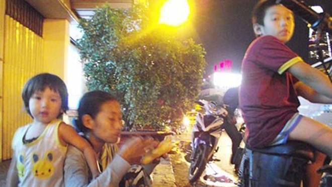 Sự thật 3 mẹ con thê thảm, lê lết ăn xin ở Sài Gòn Mẹ con Mai đang hành nghề ở khu vực chợ Bến Thành.