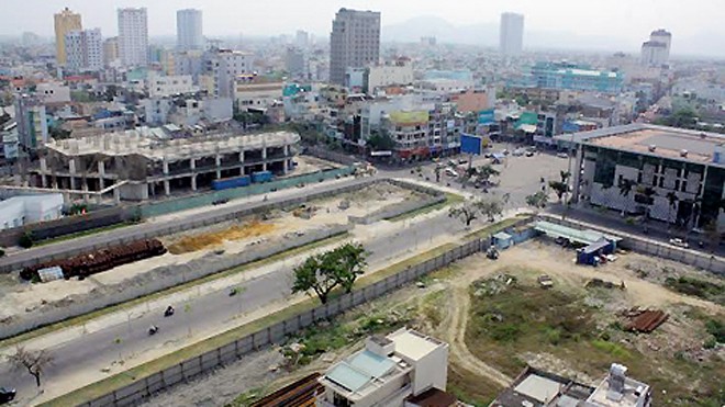 Hoang tàn những khách sạn vàng 5 sao Những dự án hàng trăm triệu đô tại các khu đất vàng trung tâm Đà Nẵng bỏ hoang từ nhiều năm nay