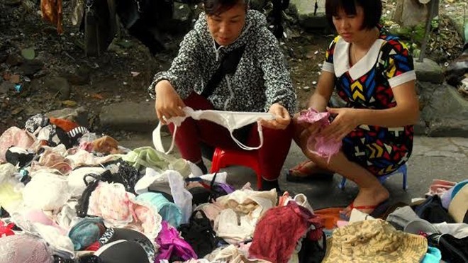 Đồ bơi sida đổ đống giá 10.000 đồng Đồ bơi, đồ tắm bán đổ đống cùng quần áo lót với mức giá rẻ được không ít người chọn mua. Ảnh: Zing