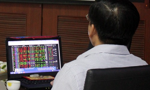 Tăng 4 phiên liền, Vn-Index lên 543 điểm Vn-Index lên 543 điểm trong phiên ngày 21/5. Ảnh VnExpress