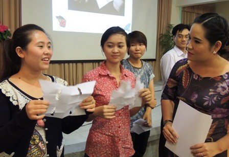 Được yêu nên mới bị… đòn! Các bạn trẻ chơi trò nhắm mắt xé giấy để thấy khi yêu mà không thiếu sự tỉnh táo, mù quáng thì sẽ lạc đường.