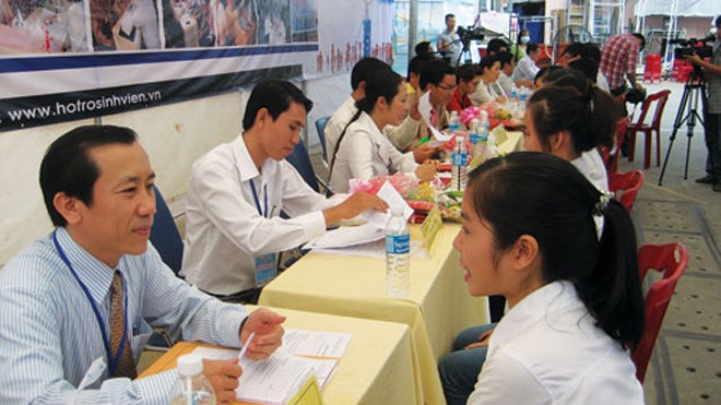 Cử nhân thất nghiệp: Lộ điểm yếu chết người giữa trường và doanh nghiệp Tổ chức ngày hội việc làm có sự tham gia của doanh nghiệp cũng là một hoạt động có lợi cho trường lẫn doanh nghiệp - Ảnh: Đào Ngọc Thạch