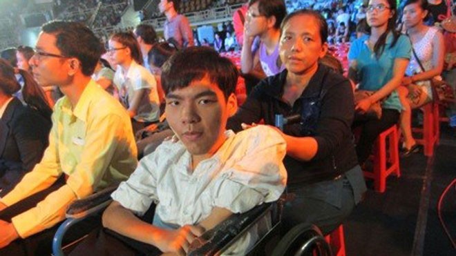 Đừng bỏ con, mẹ nhé Toàn cùng mẹ trong lần đến gặp gỡ "thần tượng" Nick Vujicic của mình vào tối 21/5