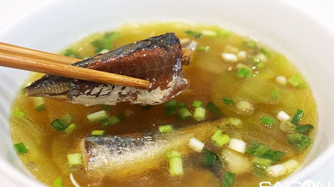 Cá nục nấu canh dưa hồng Canh cá nục dưa hồng thường được nấu nhiều nhất vào mùa hè, đó là mùa cá nục tươi ngon nhất,
cũng là mùa của những trái dưa hồng bé nhỏ xinh xinh, căng tròn và xanh mọng.