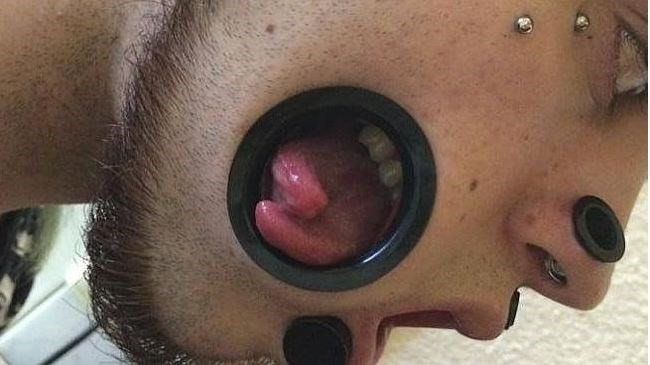 Nghệ sĩ gây sốc với lưỡi chẻ đôi có thể thò qua má Nghệ sĩ gây sốc với lưỡi chẻ đôi có thể thò qua má