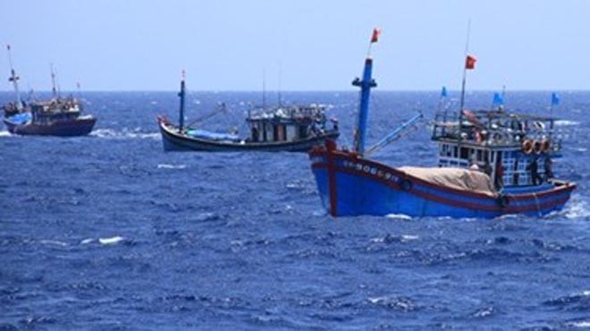 Tàu cá bị tàu Trung Quốc đâm đang được lai dắt về Đà Nẵng Tàu cá của ngư dân Việt Nam ở khu vực hạ đặt giàn khoan trái phép của Trung Quốc. Ảnh: VnExpress