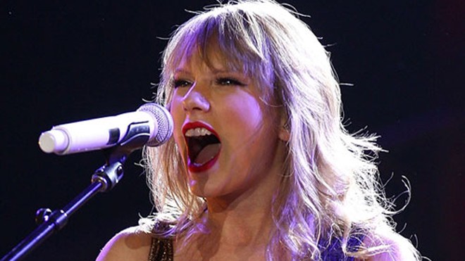 Taylor Swift hủy show Thái Lan do đảo chính quân sự Taylor Swift trên sân khấu.