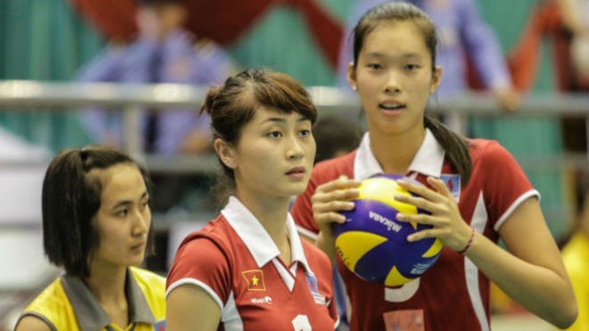 Chuyện lạ về nữ VĐV bóng chuyền mang biệt danh 'khủng long' Thanh Thúy (phải) có chiều cao vượt trội chủ công khác của tuyển Việt Nam là Trần Thị Thảo.