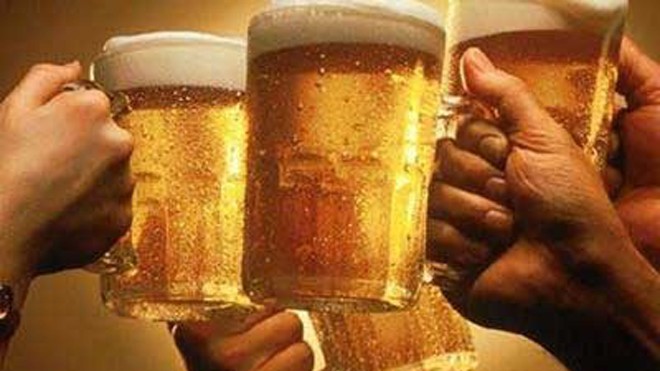 Bia an toàn: Cách nhận biết bằng mắt thường Bọt bia nhỏ, mịn và bám ở thành cốc nhiều là bia an toàn, bia ngon.