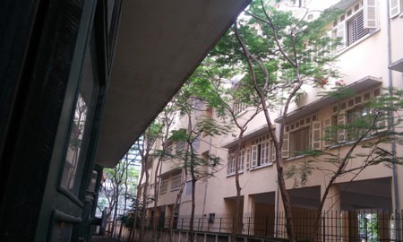 Nhiều phòng thi tốt nghiệp sát nhà dân Trường THPT Nhân Chính (bên trái) và TT dạy nghề lái xe Thanh Xuân đã ký văn bản phối hợp nhằm đảm bảo an ninh khu vực phòng thi của thí sinh.