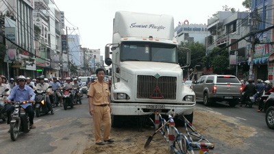 Xe container 'cày' nát dải phân cách Hiện trường tai nạn