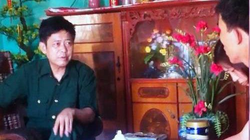 Sự thật về toa thuốc tiền triệu chỉ uống 1 lần là sinh quý tử Vị "thần y" Nguyễn Duy Hợp đang hướng dẫn cách sử dụng thuốc cho vợ chồng chị Nguyễn Cẩm H, (Bắc Giang) (ảnh H. Thuý)