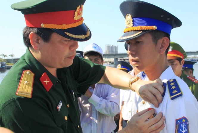 Bản lĩnh cảnh sát biển thôi thúc tuổi trẻ cả nước Thiếu tá Hạnh trao Huy hiệu “Tuổi trẻ dũng cảm”, bằng khen của Tổng cục Chính trị cho các cán bộ chiến sĩ Cảnh sát biển.