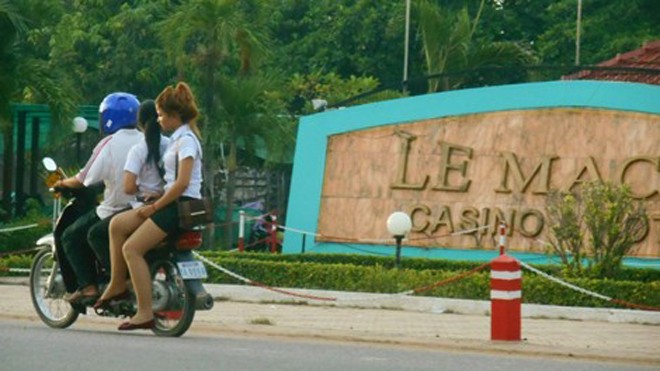 Gái sang chảnh bán dâm ở sòng bài biên giới Gái sòng bài được ma cô chở đi giao cho khách.
