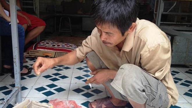 Mang chim rừng làm 'lộ phí' đưa con đi thi Anh Hoàng Văn Tuyên và những chú chim sáo anh định bán lấy tiền lộ phí.