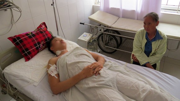 Phát hiện nam thanh niên gục bên vũng máu trên bờ đê Nạn nhân Trần Xuân Quyết đang điều trị tại Khoa hồi sức cấp cứu Bệnh viện đa khoa Kiến An (Hải Phòng)