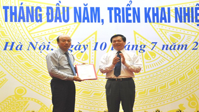Tân Chủ tịch Tập đoàn Vinacomin: “Tôi tin mình sẽ hoàn thành nhiệm vụ” Bộ trưởng Công Thương Vũ Huy Hoàng trao quyết định cho ông Lê Minh Chuẩn. Ảnh: Phong Cầm