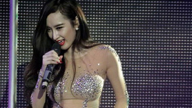 “Bàn tay đen” khuấy đục showbiz: Kiếm ăn “dơ” Với biệt hiệu “Nữ hoàng thị phi”, Angela Phương Trinh trở thành ca sĩ đắt sô diễn tại các quán bar. Ảnh: TaRo