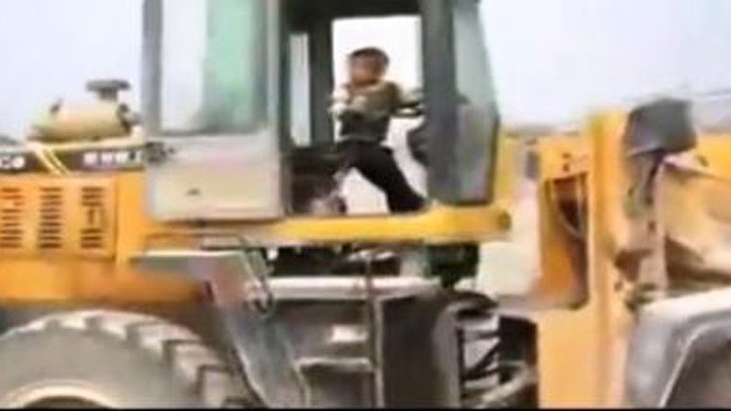 Bé 5 tuổi lái máy xúc “sành điệu” như tài xế chuyên nghiệp Bé 5 tuổi lái máy xúc “sành điệu” như tài xế chuyên nghiệp