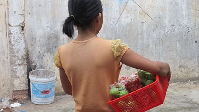 Bé gái 10 tuổi gán trừ nợ bị xâm hại tình dục Sau khi về với nhà, hằng ngày Nhi vẫn đi bán vé số, trái cây cùng mẹ.