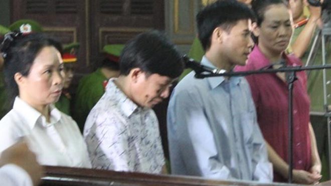 Vợ thuê giang hồ xử chồng vũ phu bằng 2 phát súng Các bị cáo tại tòa phúc thẩm.