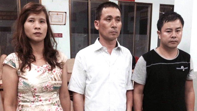 Lộ thêm đường dây làm giả hồ sơ xin visa đi Mỹ Vợ chồng Hưng, Hằng và Hiếu tại cơ quan điều tra. Ảnh: C.A
