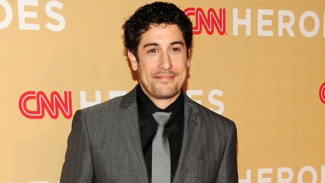 Sao Mỹ bị chỉ trích vì đùa cợt vụ máy bay Malaysia rơi Jason Biggs.