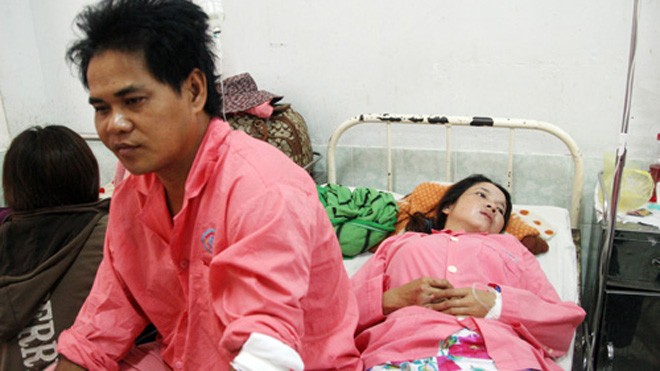Ôtô 7 chỗ lộn nhiều vòng, 8 người bị thương Vợ chồng anh Phong thoát chết trong vụ tai nạn. Ảnh: VnExpress