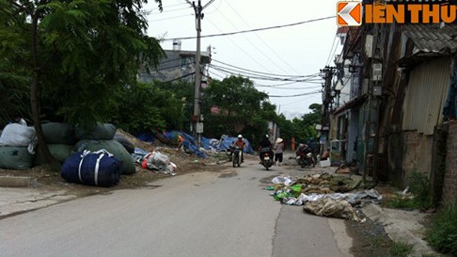 “Đột nhập” lò tái chế phế liệu giữa Hà Nội Các loại phế liệu chất thành đống trên vỉa hè của con đường dẫn vào Trung Văn.