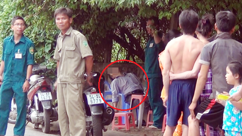 Ngửa cổ ra sau chết khi đang uống nước Người đàn ông nằm ngửa cổ ra chết trên ghế nhựa. Ảnh: Châu Thành
