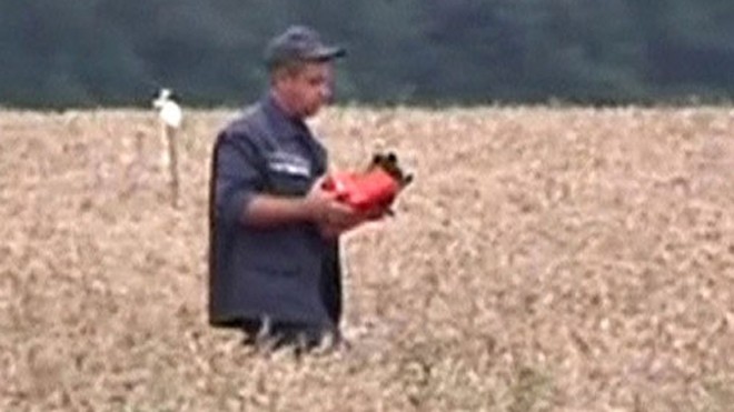 Xuất hiện video về hộp đen MH17 Hình cắt trong video cho thấy một nhân viên cứu hộ cầm hộp đen trong tay. Ảnh: Reuters.