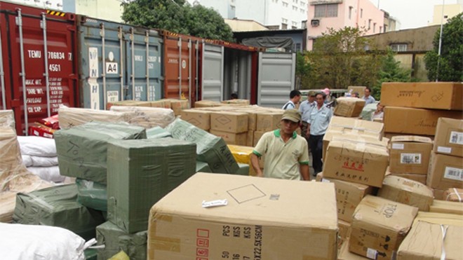 Phó thủ tướng: 'Không đâu bán hàng lậu công khai như Việt Nam' Hàng lậu bị bắt tại cảng TP HCM. Ảnh: Đình Phúc