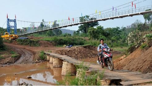 Mưa lũ làm lật cầu treo Sam Lang Cầu treo bản Sam Lang vừa được khánh thành vào tháng 5 vừa qua