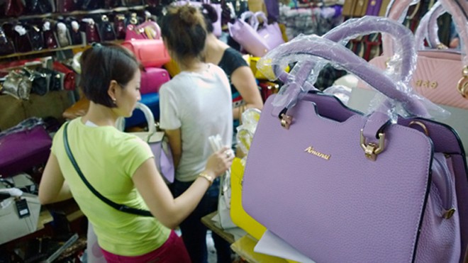 Hàng lậu, nhái từ Trung Quốc ngập chợ Đồng Xuân Các tiểu thương cho rằng rất khó để chứng minh nguồn gốc các sản phẩm tại chợ Đồng Xuân vì đa số quá trình nhập hàng không có hóa đơn gốc. Ảnh: Anh Quân