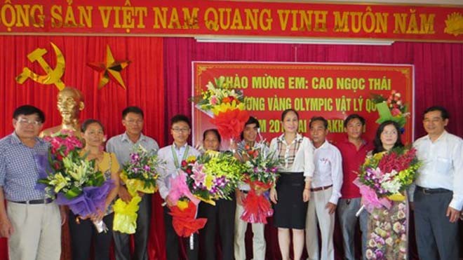 Nghệ An chào đón học sinh đoạt HCV Vật lý quốc tế Lãnh đạo UBND tỉnh Nghệ An chào đón học sinh tỉnh nhà trở về sau khi giành được HCV Vật lý quốc tế.
