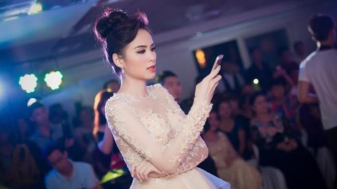 Diễm Hương lấp lửng 'nghi án' mang bầu 4 tháng Một trong những lần xuất hiện hiếm hoi của Diễm Hương thời điểm dính nghi án mang bầu.