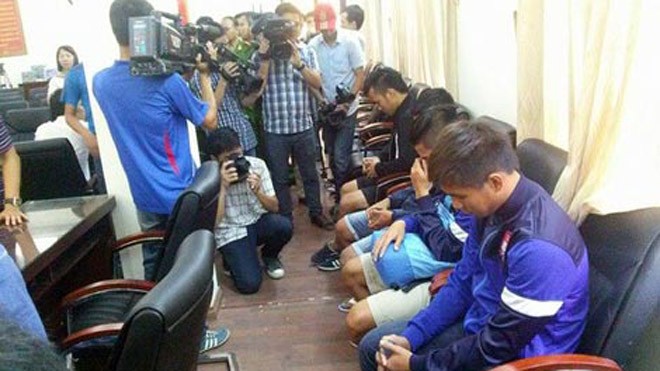 Ai đứng sau vụ mua độ rúng động ở đội Đồng Nai? Các cầu thủ bóng đá Đồng Nai tại trụ sở C45.