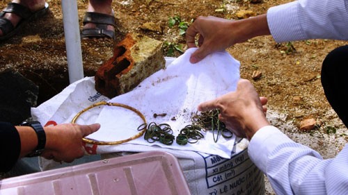 Thi công chốt an ninh, đào trúng mộ có vàng Kim loại màu vàng và trắng được phát hiện tại ngôi mộ