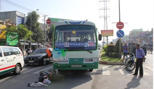 Bất cẩn qua đường, người đàn ông bị xe buýt kéo lê Hiện trường vụ tai nạn