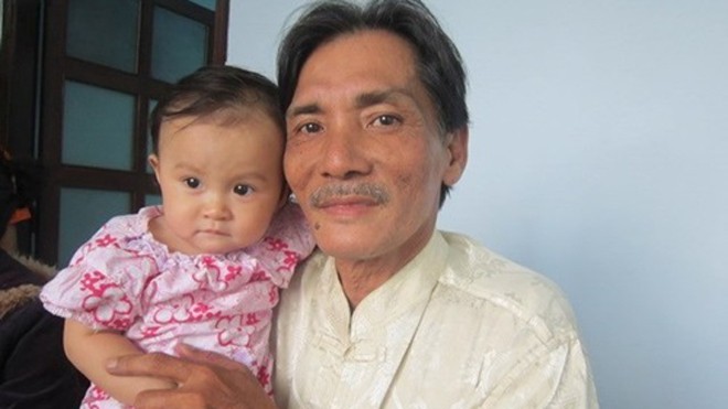 Thương Tín: 'Cuộc đời tôi nhiều giông bão và sóng ngầm' Thương Tín bên con gái nhỏ. Ảnh: Đời sống và Pháp luật.