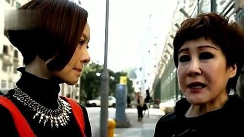 Người tình Lý Tiểu Long kêu oan Nữ minh tinh Đinh Phối (phải) năm nay đã 67 tuổi, nhận lời tham gia talkshow của MC Lỗ Dự (trái).