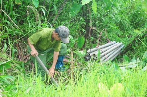 Bắt lươn giữa các cao ốc ở Hà Nội Địa điểm đặt trúm của ông Sáng là những ao chuôm giữa những tòa nhà chung cư của Hà Nội