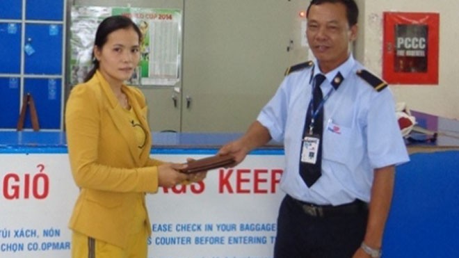 Đảng viên nghèo trả gần 100 triệu đồng cho người đánh rơi Anh Xê hồi trả tài sản cho chị Phượng, khách hàng đánh rơi chiếc ví với tài sản gần 100 triệu đồng