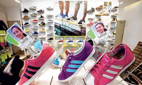 Nike, Adidas chuyển nhiều đơn hàng từ Trung Quốc sang Việt Nam Nhiều đơn hàng lớn đã được các hãng như Nike, Adidas đặt hàng Việt Nam sản xuất. Ảnh: Bloomberg.