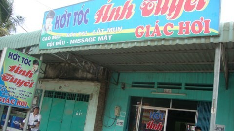 Phía sau vụ án 'khách cắt tóc hiếp dâm chủ quán' Quán hớt tóc nơi cô gái cho rằng “bị hãm hiếp”.