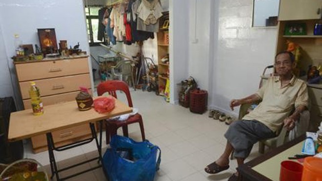 Ông lão sống với rệp hơn 20 năm Ông lão sống cùng rệp suốt hơn 20 năm và căn hộ của ông sau khi được các tình nguyện viên dọn. Ảnh: Lianhe Wanbao