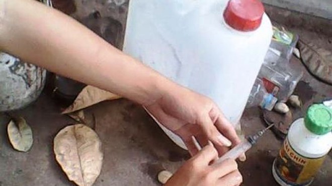 Truy tìm hóa chất cực độc giúp trái cây một tháng vẫn... tươi Chất bột được hòa tan còn để tiêm thẳng vào trái cây. (Ảnh Nguyên Hoàng)
