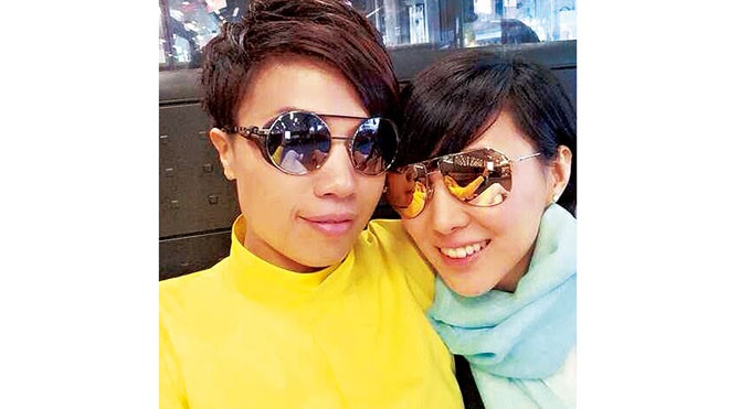 Người tình đồng giới tố Á hậu Hong Kong gian dối Mã Trại và doanh nhân Uông Tử Kỳ (áo vàng) khi yêu nhau nồng say.